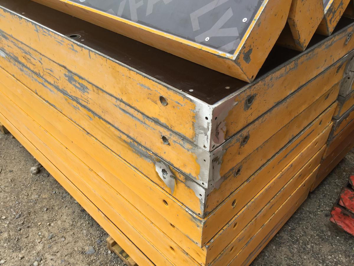Zur Illustration; ein Stapel Platten mit Plyfa Beschriftung