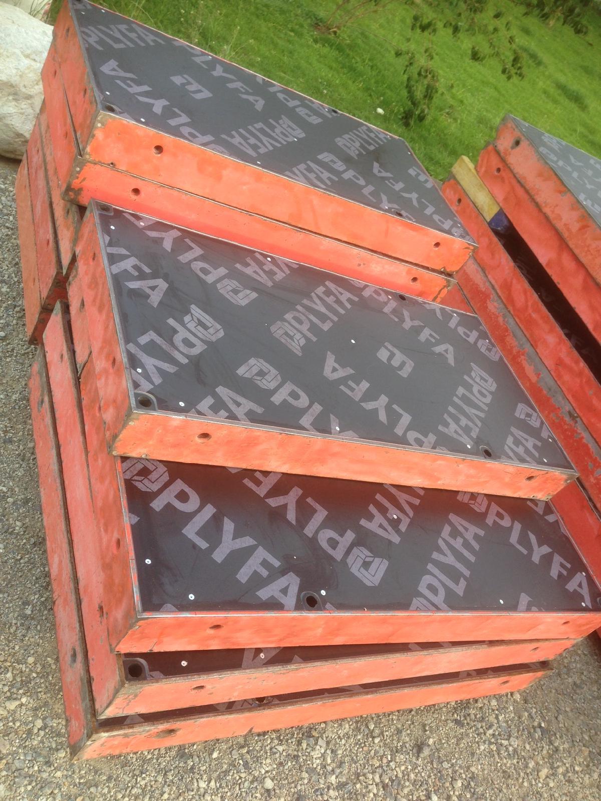 Zur Illustration; ein Stapel Platten mit Plyfa Beschriftung