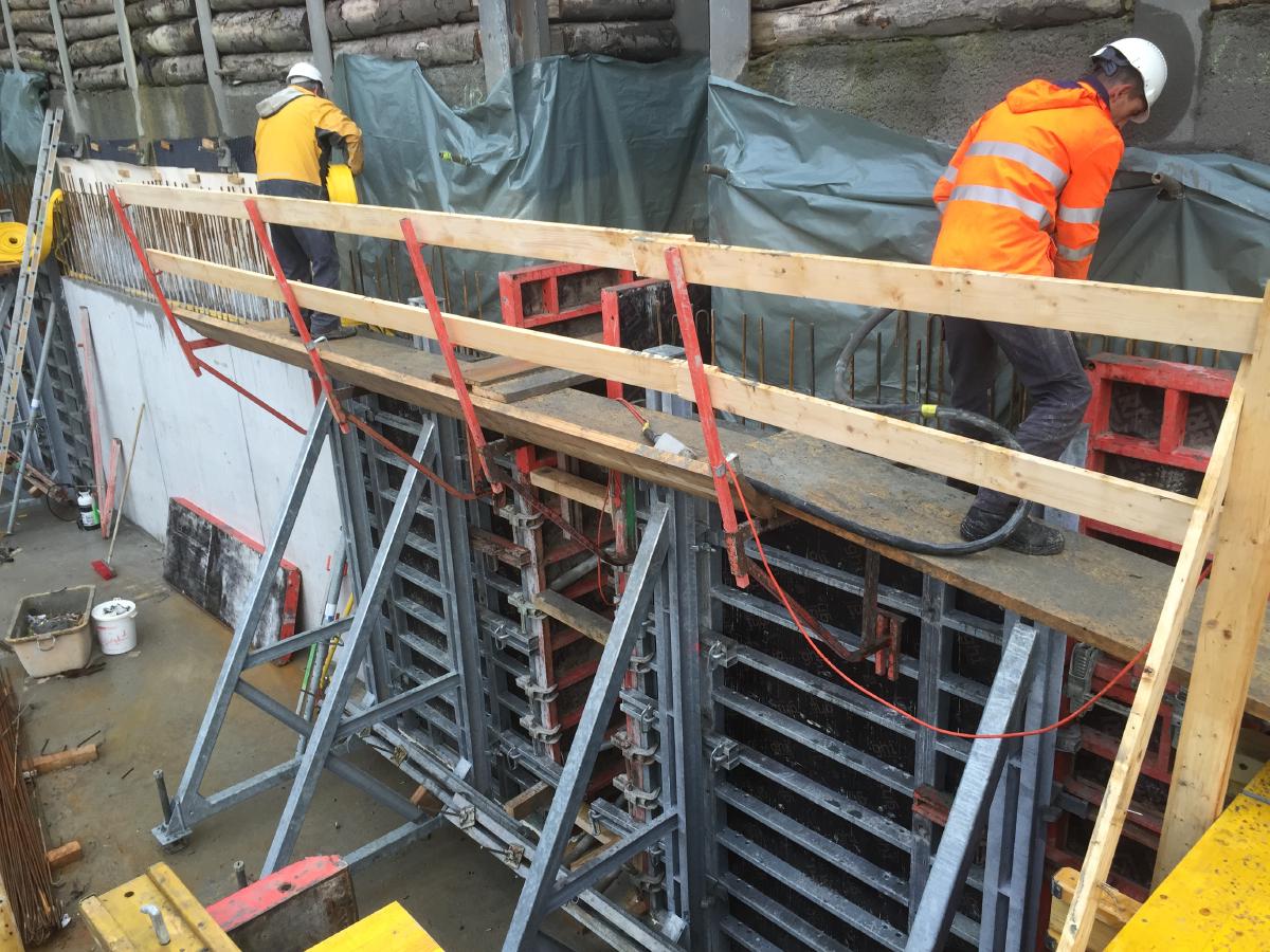 Foto einer Baustelle, auf der einhäuptige Schalung verwendet wird